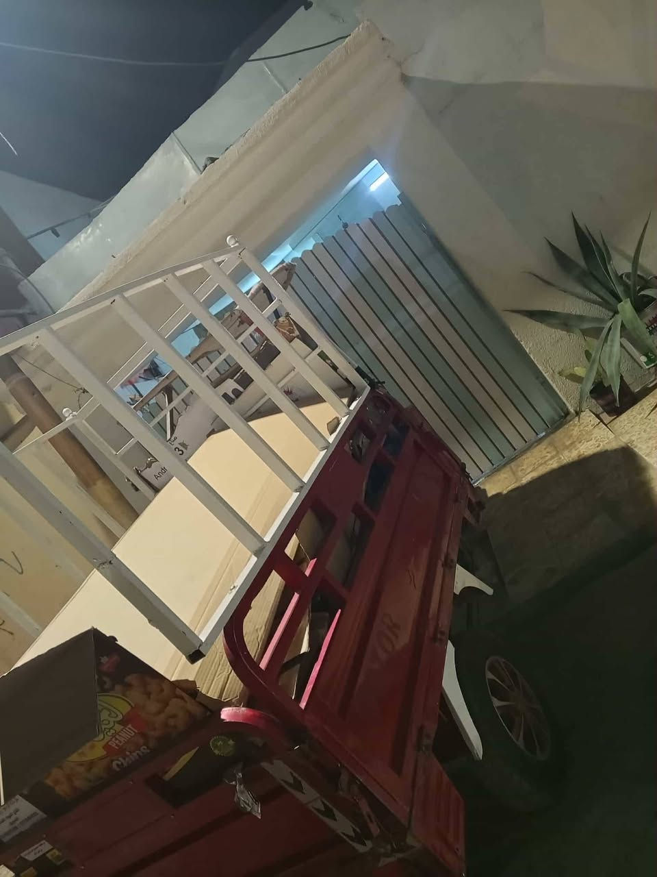 السلام عليكم ستوتا للبيع منفيس كمرك مدفوع شاصي شرط نضيفه كدام العين السعرمليون و150وبيها مجال لطيبين والتواصل علا هاذا الرقم***********المكان الايسر حي القدس
