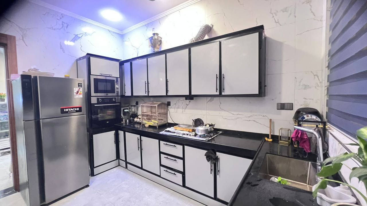 🏡 دار 140م² VIP للبيع - الكريعات

   واجهة 8م × نزال 17م | شارع 10م | بناء 2025
   كله مرمر درجة أولى

   التفاصيل:
   - استقبال فخم فاصل + هول كبير
   - 5 غرف نوم 
   - 1 ماستر دريسنغ روم - مجمع ملابس
   - 3 صحيات مرمر معلق
   - مطبخ مودرن بلت ان كامل
   - ديكور جبس + نجف كرستال + LED
   - ابواب تركي + شبابيك PVC
   - تاسيس سبالت + مروحة سقف

   موقع راقي هادئ قريب من الخدمات
   السعر: 425 مليون قابل للتفاوض 💎

   ***********
   شركة أصل الجوهره - بأداره أوس وياسر البحراني
