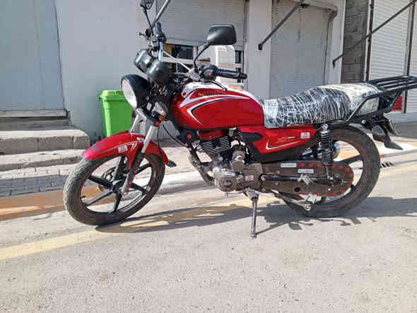 سلام عليكم دراجه شاينك للبيع موديل 23 مكينه شرط بجيس ماطور احله من صوره سعر 875 وبي مجال حك جيه مكانه ديالى جلولاء اي استفسار تصل عرقم ***********
