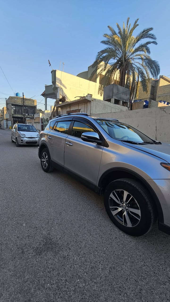 راف فور ٢٠١٨ فئة XLE وارد أمريكي حادثها مثل ما موضح بالصورة وبيها حادث بالعراق باب وجاملغ السايق صبغ والباب الخلفي صفحة السكن والباب الخلفي بيه شوي صبغ 
مواصفاتها رادار و مثبت سرعة . بصمه . فتحة سقف . تحكم ستيرن. 
المكينه نظيفة ومكفولة والكير مفتوح لتبديل الفلتر 
تبريد وكهربائيات وصدر كلهن فول ١٠٠% 
السياره مثل ما موضح نظافتها 
السياره ماشية ٢٥٠ الف كيلو 
السعر ١٤٥ وبيها مجال
مكاني بغداد ورقمي ***********

