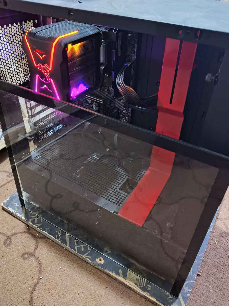 السلام عليكم.. للبيع تجميعة PC حديثة (Ryzen 5) نظافة عالية وقابلة للتطوير
الجهاز تجميع جديد استعمال 3 أشهر فقط (القطع بحالة الوكالة)، تم تجميعها لتكون بداية قوية للألعاب والدراسة، مع التركيز على قابلية التطوير للمستقبل.
أهم ما يميز التجميعة: الجهاز مبني على لوحة أم (B550) وكيس (NZXT) أصلي، يعني تكدر مستقبلاً تضيف أي كرت شاشة قوي وتحدث الجهاز براحتك بدون ما تضطر تبدل القاعدة الأساسية.
المواصفات: 🔹 المعالج: AMD Ryzen 5 5600G (أداء ممتاز مع كرت شاشة مدمج يشغل ألعاب الأونلاين). 🔹 اللوحة الأم: MSI B550M-A Pro (بورد حديث يدعم الجيل الرابع PCIe 4.0 ومثالي للتحديث). 🔹 الرام: 16GB DDR4 3200MHz. 🔹 التخزين: SSD NVMe 256GB (سرعة عالية للنظام) + HDD 1TB (للملفات والألعاب). 🔹 الكيس: NZXT H510 (ماركة غنية عن التعريف، شكل فخم وتبريد ممتاز). 🔹 الباور: Fantech 550W.
الحالة: الجهاز نظيف جداً، شغال 100%، وما مفتوح لأي صيانة.
السعر: 525,000 دينار (وبي مجال بسيط للشراي الجاد). المكان النجف رقم الهاتف ***********
