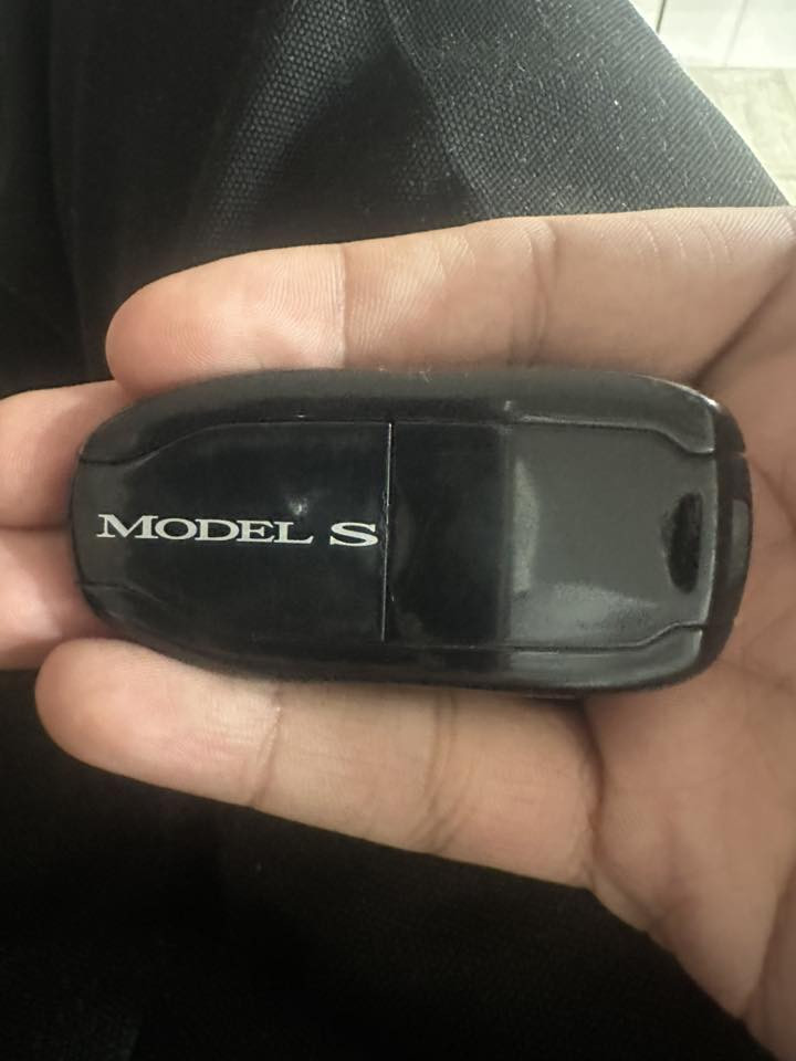 للبيع بصمة تسلا موديل 3 تواصل ***********
