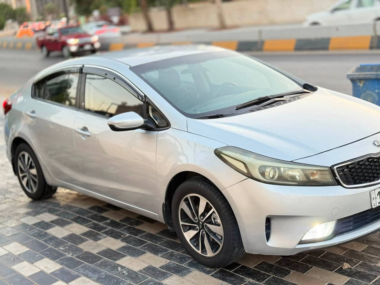 سلام عليكم كيا سيراتو خليجي موديل2018رقم بغداد باسمي رقم دولي مكينه 1600دوش كير atمكفولات من فتح وتنقيص وتبخير  ممفتوح بيهن برغي تبريد ثلج صدر بلادي جديد بيها قطعتين صبغ اثر طخه بسيطه بنيد وجاملغ بدون اي دواخل ولا ايرباك اي دواخل مابيها ماشيه 130حقيقي داخل اسود بلادي 
مكان السياره بغداد الكرخ العطيفيه
السعر 113وبيها مجال 
للاتصال ***********
