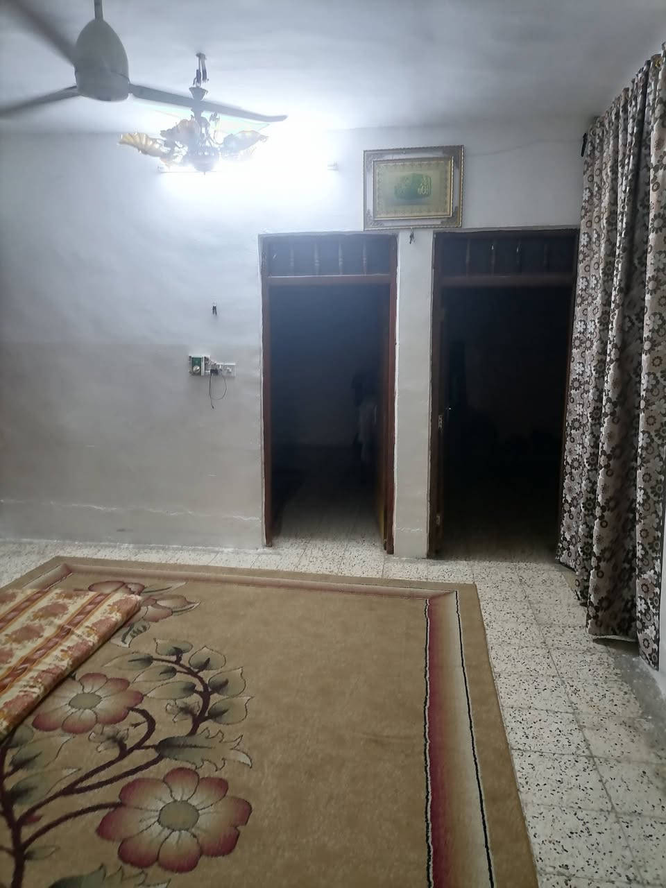 السلام عليكم بيت للأيجار 
مساحة البيت 200م طابقين 
غرفتين وهول واستقبال ارضي و3غرف وهول طابق ثاني 
حي العامل الاولى قرب شارع بغداد

لتفاصيل اكثر مراسلة الصفحة او الاتصال بالرقم ***********
