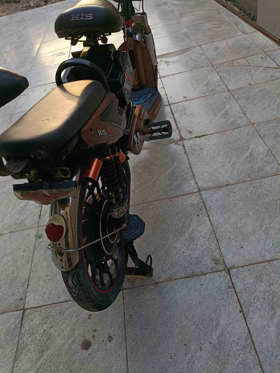 دراجة شحن للبيع
4  بطاريات
بحاله جيده تحتاج بطاريات فقط شغاله وتمشي 
لايتات عالي ناصي 
عداد الكتروني 
شاشة اعطال شغال كله 
السعر 150 الف 
تواصل : 
***********
