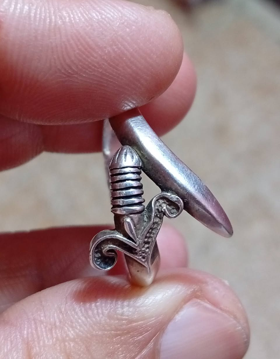 اللبيع من نوادر أنتيك سوار ومحبس فضة 925مال بالة أجنبية مختومات  سعر 150وبهن مجال 
رقم تواصل ***********
