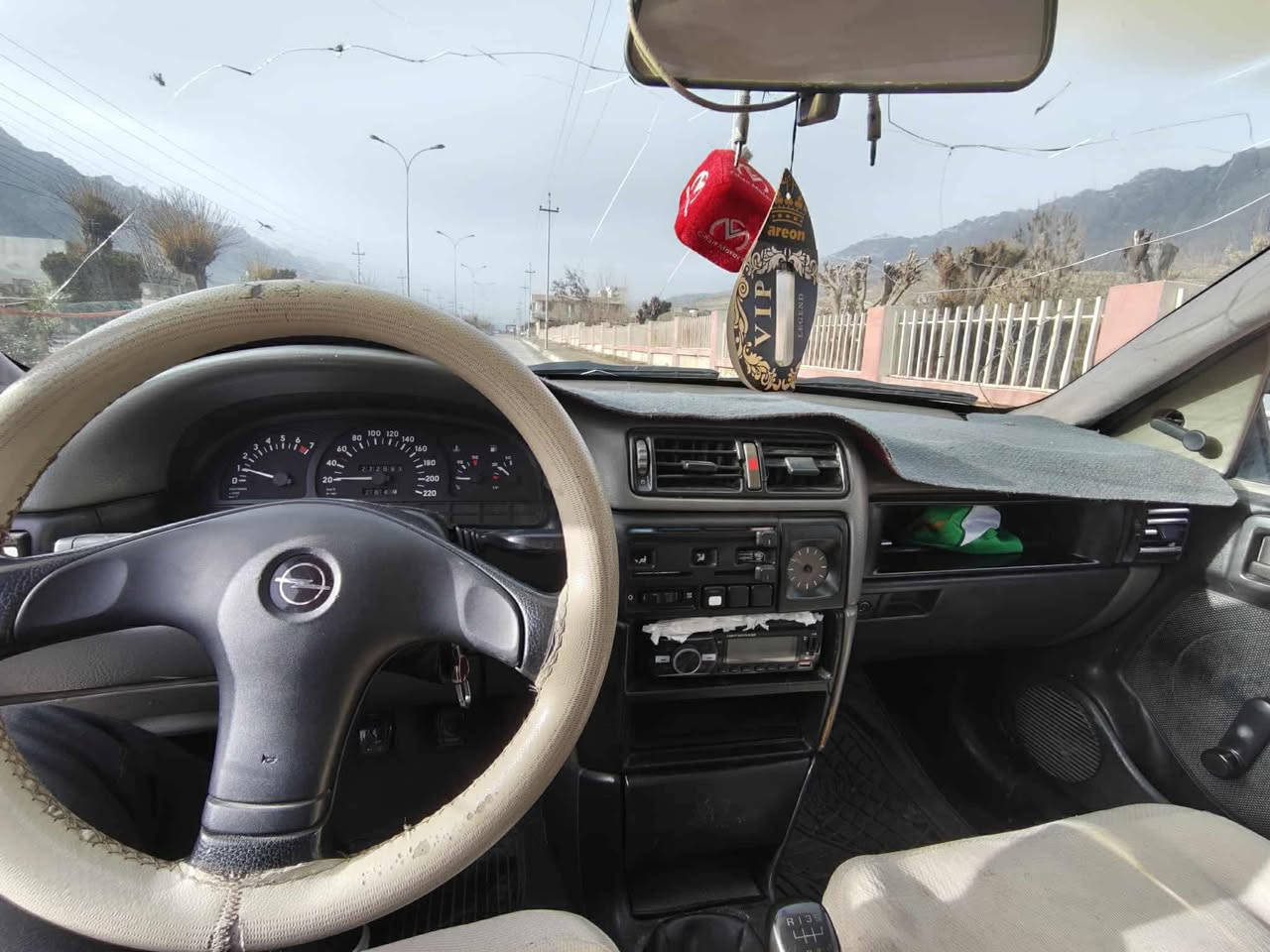 ئۆپڵێکی زۆر خاوێن و بێ مەسرەف علوجە
شوێن ڕانیە *********** 
مۆدێل ٩٢
