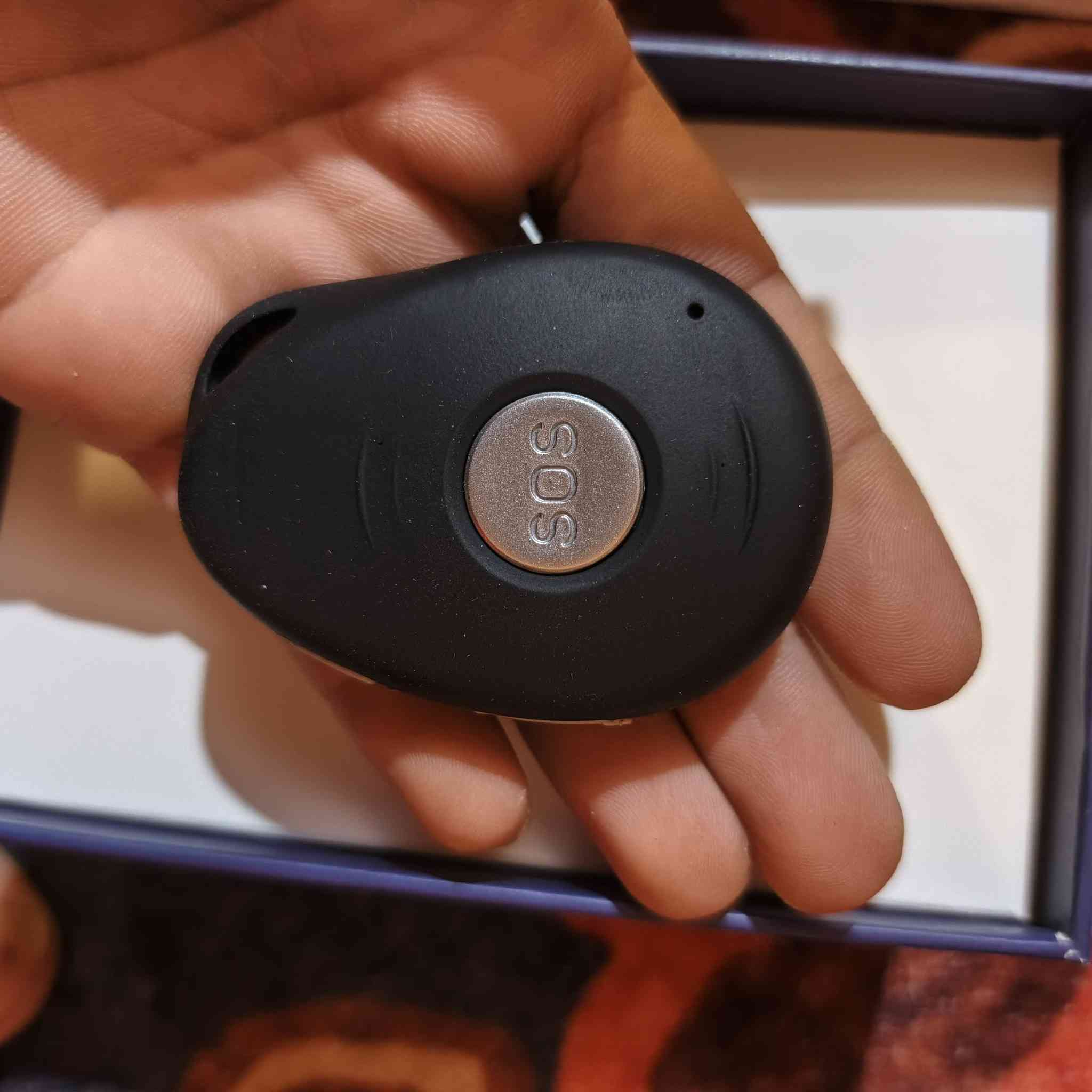 هذا الجهاز هو GPS Smart Tracker (متتبع ذكي بنظام تحديد المواقع العالمي) المخصص للمراقبة والأمان.
الميزات الرئيسية: يتضمن تتبعاً مباشراً ومراقبة لحظية للموقع. 
زر الطوارئ: يحتوي على زر SOS بسيط لإرسال تنبيهات المساعدة عند الحاجة. 
الشحن: يأتي مع قاعدة تثبيت (Docking station) لتسهيل عملية الشحن.
الاستخدام: مصمم للاستخدام كأداة أمان، ويمكن استخدامه كجهاز تنبيه طبي لكبار السن.


**إذا كنت صاحب هذا الإعلان وتريد حذفه لأي سبب، رجاءا أرسل رسالة إلى الدعم الفني**