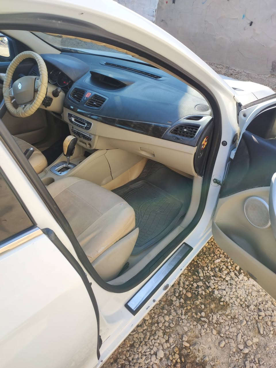 اسلام عليكم رينو فلوانس موديل 2011 فول مواصفات السيارة استيراد خاص بيها جاملغ امامي وخلفي ضربه بسيطه يعني بارد ترجع مكاني بابل سعرها 50 وبيها مجال *********** اتصل واتساب
