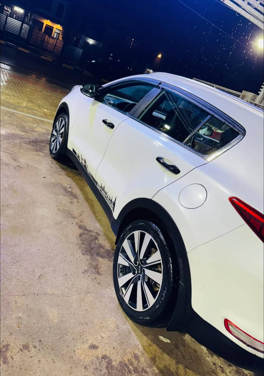 السلام عليكم       مكفوله من الصبغ 

كيا سبورتج 2108خليجي 
شاشه  كامره 360 
صدر امامي خلفي جديد 
تخم تايرات جداد 
لايت زنون بلوجكترات زنون 
اناره سستم داخليه 
كشنات جلد. 
اشاير مري 
رقم وهزه جديده   
باتري جديد 
السعر 185 
***********
العنوان الغزاليه
