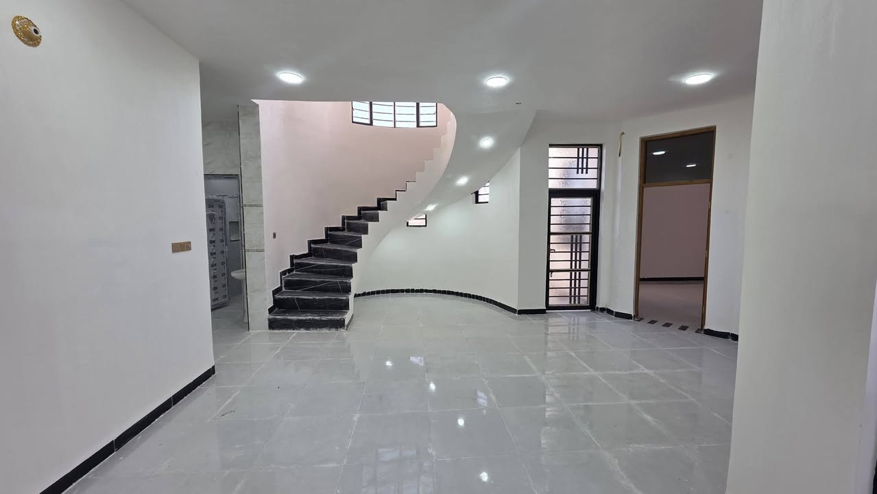 سلام عليكم بيت للبيع زراعي مرقم مساحه ٢٣٠ م ركن كوت حي الحكيم شارع الوائلي  يقع على ساحه ،  تفاصيل البيت بناء طابوق يحتوي على غرفتين نوم وصاله ومطبخ وستقبال كراج وحديقه صحيات داخليه وخارجيه السعر ٨٨ وقابل للتفاوض للاستفسار مراجعه دلاليه احمد السعيدي عنوان المكتب قرب معرض حسينيه بيت الخليفه للتصال  *********** او  واتساب ***********
