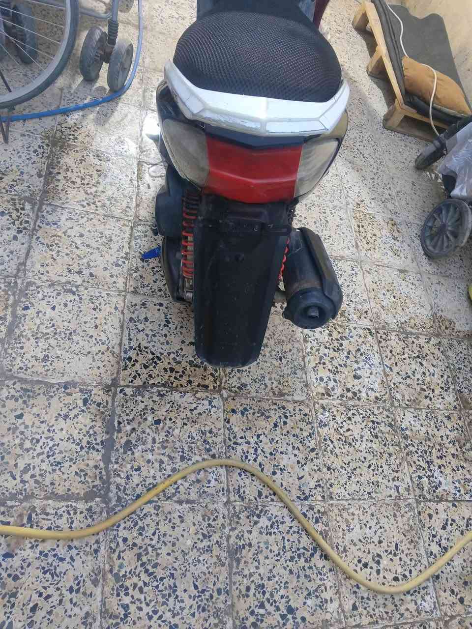 دراجه سكنز نثيه140 جراجه شغاله بس بيها صوت مال جواكيج جراجه نضيفه محرك ما مفتوح سعر 200 تواصل ***********
