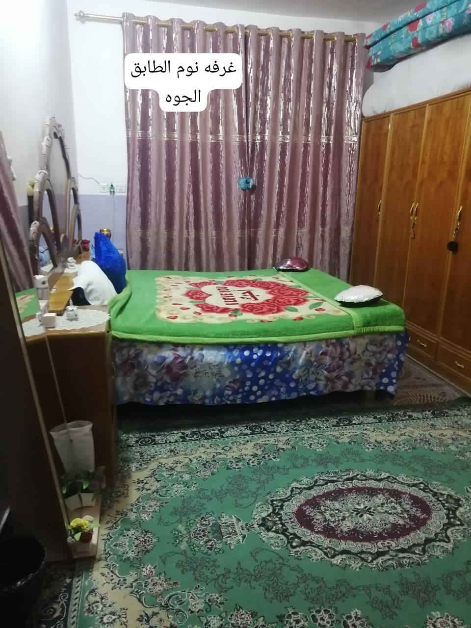 سلام عليكم يتوفر بيت للبيع بحي العسكري قرب افران مهدي  المساحه 120متر يتكون من صاله واستقبال وغرف 2وصحيات خارجيه ومناور داخليه الاستفسار ***********
