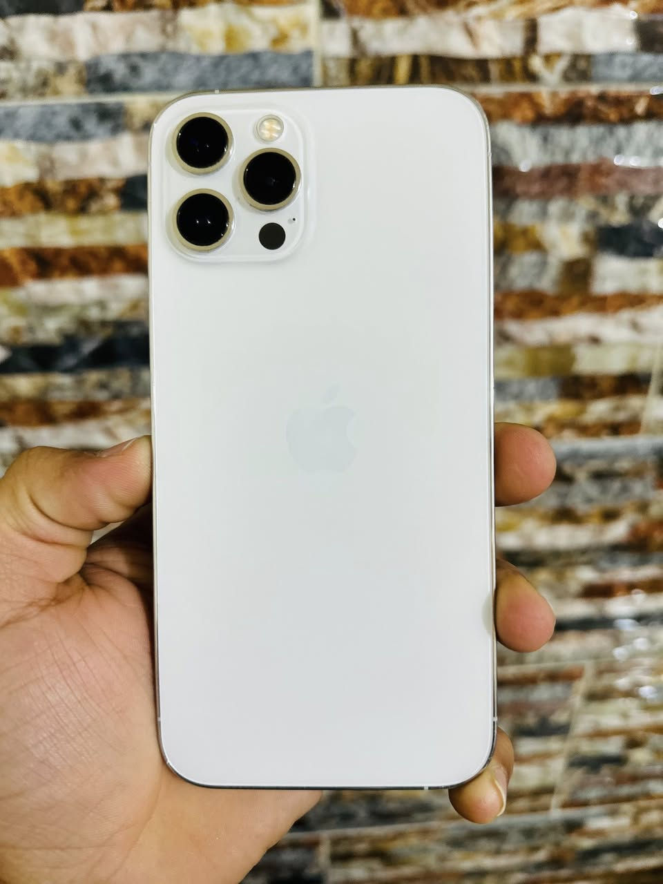 السلام عليكم
12 برو ماكس 
ذاكرة 128
بطارية 77
الجهاز وتر بروف 
الجهاز مشتري على يدي جديد ستخدام شخصي
شرق اوسط يعني جديد 
ويا الكارتون مالته 
الجهاز لا مفتوح 🔓 
ولا داخل صيانه 
كلشي شغال%100
السعر 450
متواجد على فيسبوك 
رقمي ***********
