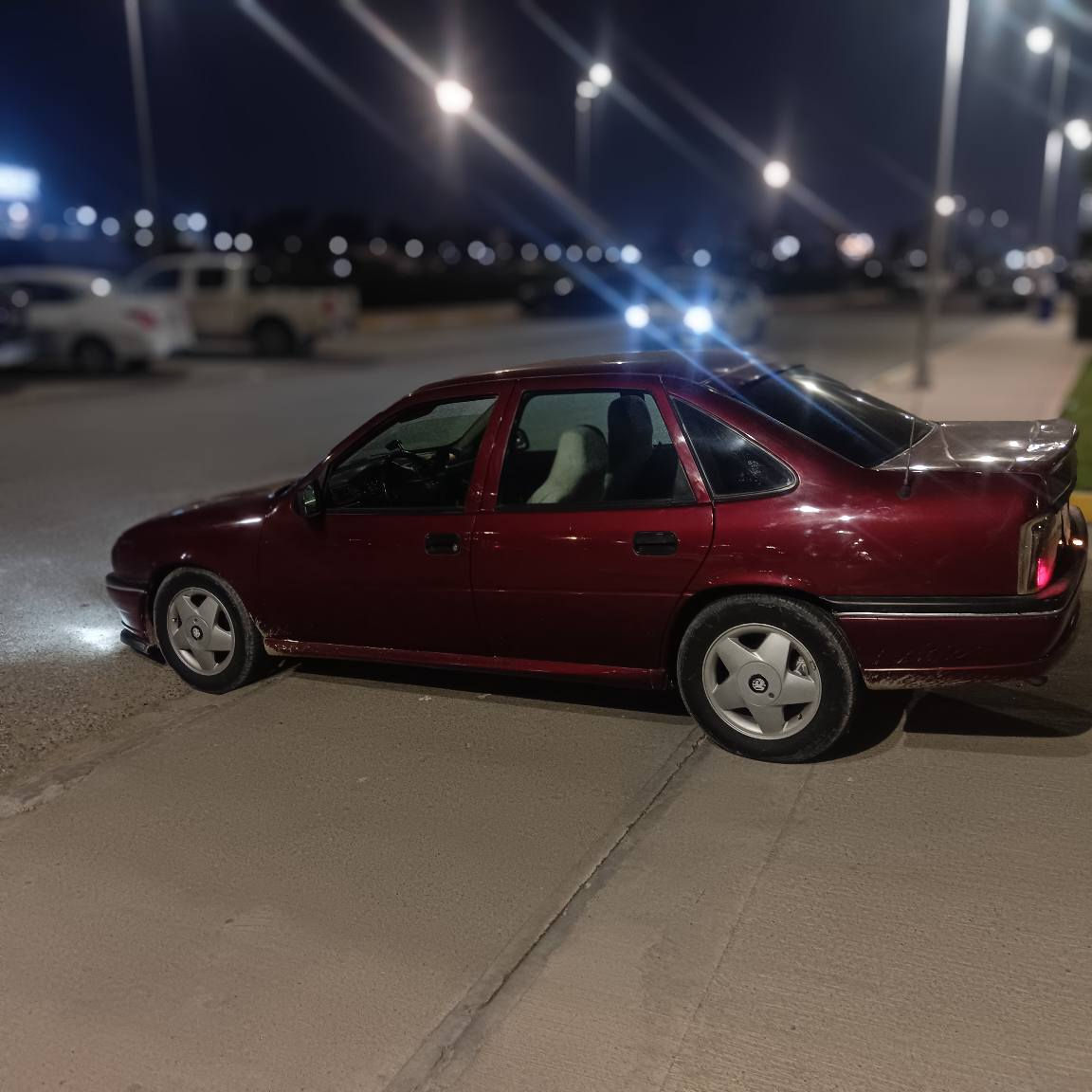 ڤیکترا مۆدێل 93. عام سبوغ بۆ جوانی. گێڕ مەکینە بەشەرت. مەکینە 20گێڕ عادی ویل 95تایەی تازەیە. ناو فۆڕمیکا. ABS. کامل بەشەرت ئیفرۆ ی ئەوڕوبی لەسەر کەپس بەس بەدەنەی گۆڕاوە. نامە بنێرن *********** أربيل, العراق
