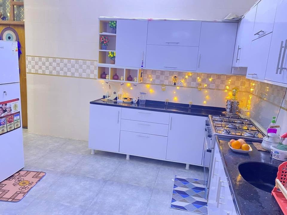 السلام عليكم 
بيت للبيع العنوان حي الفرات قرب ملعب 
يبعد عن شارع العام ١٠٠ متر 
خدمات شارع تبليط و ماء و كهرباء 
مساحه ١٥٠ الواجهه ١٢متر  نزال ١٢ ونص
غرفه نوم واحده٤x٥
استقبال ٧x٤
مطبخ ٤x٤
الصاله ٤x٤
صحيات ٤x٤
الارض عقد ١٧ للاستفسار الاتصال بالرقم 
((***********))يوجد واتساب
