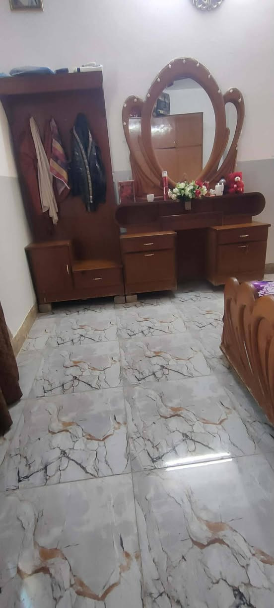 السلام عليكم غرفه نوم للبيع خشب اصلي وقوي السعر 450 بيها مجال /***********
