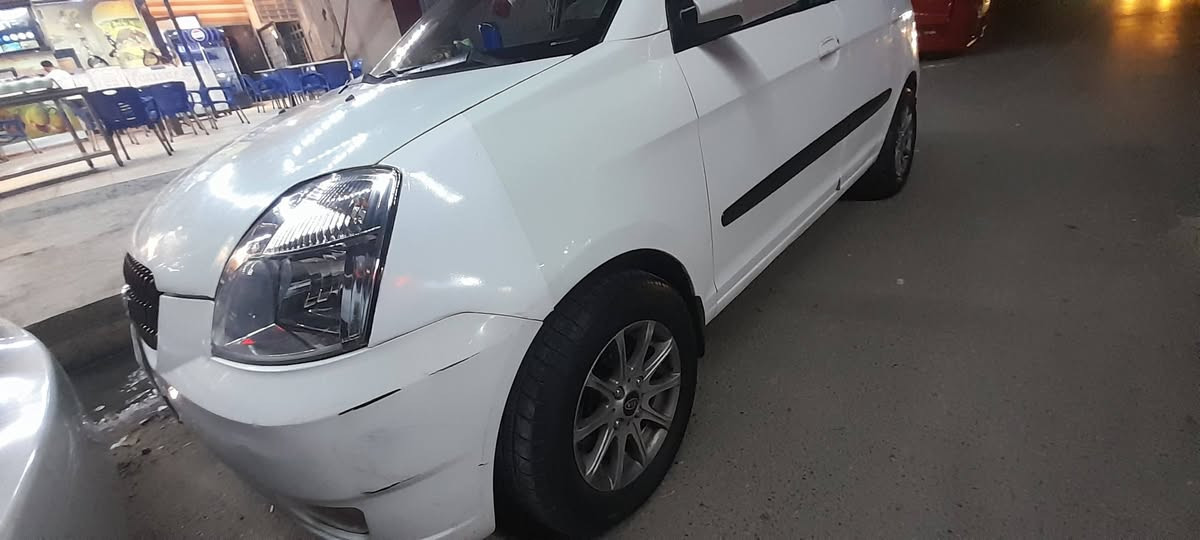 السلام عليكم بيكانتو موديل ٢٠٠٦ خليجي بدون حادث طخات بسيطه صبغ فقط خشوم جاملغ وربع الباب ودوسه مكينه كير صدر جدد تبريد ثلج باتري كروي جديد صدر كولش نضيف ادامه كامله مسوي مي أخضر كهربايات كلشي شغال شاشه كامرة حساسات رقم واسط دولي تويحل مباشر السعر ٦٣ الشراي يتصل هذا رقمي *********** مكاني السيديه
