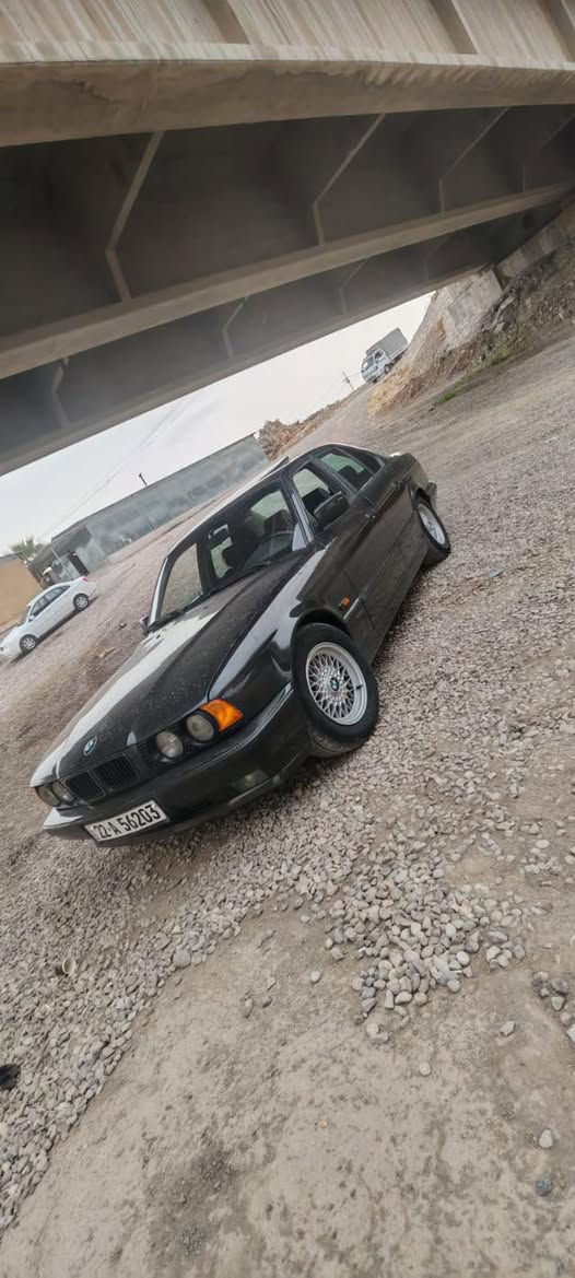 السلام عليكم 

للبيع BMW 525i موديل 1991
سياره إيد واحد ماشاء الله مال جناي 

🔹رقم أربيل رقم و هزه و سنويه جديده 
🔹 بخ عام جمالي فقط بدون معجون بدون جاكوج 
🔹تبريد 
🔹كير اوتماتيك 
🔹تدفئه
🔹تخم تايرات جديده 
🔹غرفه جلد على وضع الشريكه 
🔹قفل مركزي 
🔹جامات كهربائيه
🔹بجم صقر٩٥ 
🔹كير و محرك بشرط بدون صرف او نفخ 
🔹سلايت 
🔹لايتات صليب دخاني على وضعيت الشريكه 
🔹سياره ترايك من زاخو للبصره
🔹تحويل غرامات بشرط سياره بسم الشيخصي 
🔹السياره بدون مصرف ما تصرف عليه ربع تصعد و تسوك 
🔹السعر ٧٨ و مجال بسيط 

مكان السياره دهوك شيخان *********** رجاء مو شراي لا تخابر التفاصيل موجوده كامل و السياره احلى واقي من الصوره
