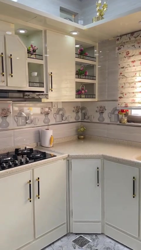 🤍 هدوء... نظافة... أناقة ما تمل منها العين 🤍

هذا مو بس مطبخ، هذا راحة نفسية كل يوم  
اللون الكريمي الفاتح يخلي المكان أوسع وأهدى، 
والمقابض الأسود × ذهبي تعطيه لمسة فخامة راقية

ليش تختارين مطبخ الرزان؟
✨ ألمنيوم ثقيل لمعة مراية ما تصفر
✨ مقاوم للماي والبخار والدهون 100%
✨ تنظيفه بمسحة واحدة، وداعاً للتعب
✨ تقسيم داخلي ذكي لكل غرض بمكانه
✨ إضاءة موزعة صح تعطي فخامة للشغل
✨ ضمان حقي على الشغل والمواد
✨ اسعارنا مختلفة عن الجميع ومناسبة 

معمل الرزان - كركوك
نفصل على قياس بيتچ وذوقچ بالضبط

الاتصال 📞 ***********

الرزان... خلي مطبخچ يحجي ذوقچ

#مطبخ_عاجي #مطابخ_المنيوم #معمل_الرازان #كركوك #ديكور_مطابخ #شغل_رزين
