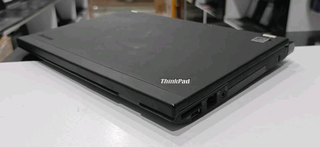 السعر90الف..  للتواصل واتساب    *********** المواصفات  
‏💻الموديل: Lenovo x230
‏💻 الجيل الثالث
‏💻  كارت الشاشة داخلي Intel HD 
‏💻 فئة المعالج :كور اي 7
‏💻الذاكرة  8GB DDR3
‏💻هارد الخزن:  ssd 128
‏💻حجم الشاشة : 12.5
‏💻منفذ usb عدد 3
‏
المعالج بالضبط شنو موديله؟ مثلاً i7 شنو الجيل/النوع الكامل حتى يكون واضح للمشتري.: 
المعالج كورأي 7 الجيل الثالث 
حالة اللابتوب شلون؟ بيه خدوش، كسر، أو أي عطل بالشاشة/الكيبورد/البطارية/المفصلات؟: 
نضيف جدآ
البطارية والشاحن موجودات ويّا الجهاز؟ وشكد تقريباً يشتغل على البطارية وحدها؟: 
ملحقاته كامله +ماوس وجنطه
وين موقعك بالتسليم؟ بغداد/المحافظة/المنطقة، وتقبل تسليم يد بيد لو شحن؟: 
واسط 
السعر 90 ألف نهائي لو بيه مجال للنقاش؟ وهل ممكن ويا الجهاز ملحقات إضافية إذا موجودة؟: 
قفل