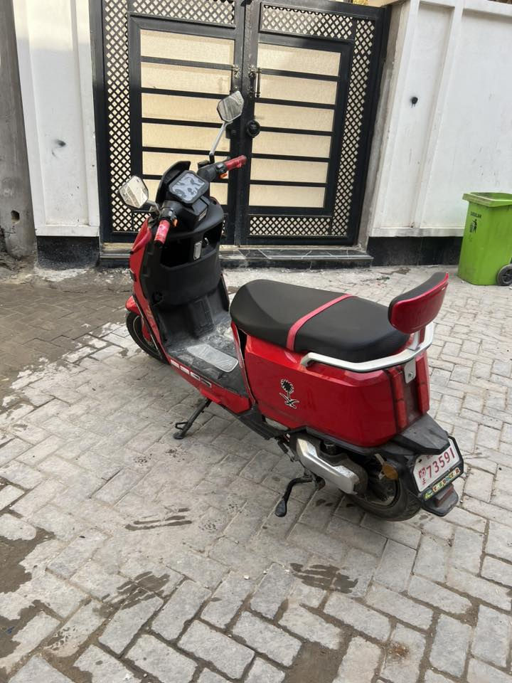 السلام عليكم الدراجه شحن للبيع مال شركه الريان . 
كلش تضيفه بس الكفر الايسر بيه اشويه كسر كما موضح بلصوره وكعوهه الجهال . 
عارضيه ب650 وبيه مجال . للعلم بطارياته جداد . 
رقم التليفون *********** المكان بغداد الرصافه .
