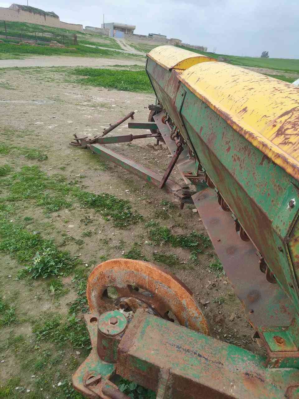 دسع 12 شرط نضيف للبيع وعربانه صينيه بلادي للبيع ثنيهن للبيع سعر 5مليون مكان جنوب الموصل الموشراي لايخبر رجااان.   ***********
