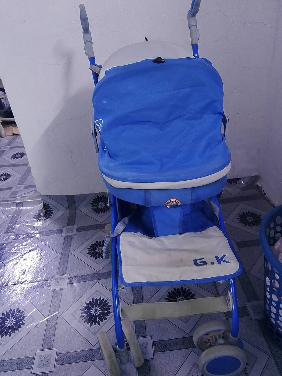 كاروك طفل يكفي لعمر سنتين جديد مع الدوشك ب 50وعربانه ماركه GKبسعر 20وكرسي طعام بسعر 25وحجله وتصير كرسي هزاز هم مكان بغداد الشعب ***********
