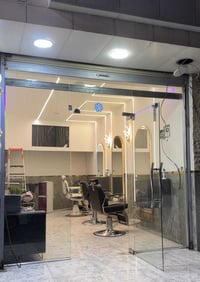 الحلاقة بحاجة لى حلاق ماهر ٠٧٧٦٤١٣٢٦٦١