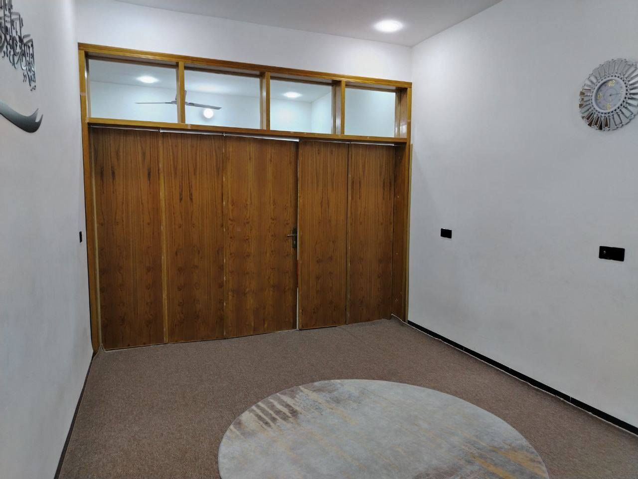 السلام عليكم

بيت ١٠٠ متر بلدوانم واجهة 7 نزال 14

صاير بشارع جامع الأخضر عبور السجه بنص الشارع مال جامع بفرع دلاليه الجوادين

بناء مالته كله نضيف كدامكم سنه 2025

الطابق الأرضي / استقبال مطبخ هول مفتوح علاستقبال تواليت خارجي وحمام مشترك داخلي ومنور وغرفه نوم

الطابق الثاني / غرفتين نوم وحمام مشترك وهول 

الطابق الثالث / سطح وبيتونه

السعر 135 وبي مجال

للاستفسار الاتصال على الرقم
*********** متوفر واتساب
