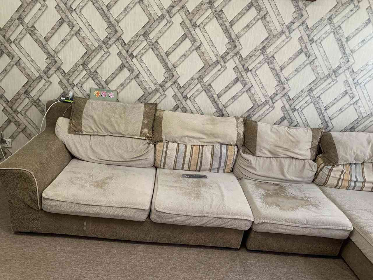 كورنر سعر جداااا مناسب  الخشب والاسفنج  ماتنة وقوة ومابيهن شي بس دوشمة تعبانة وكل قطعه سحاب يعني ينفتحن او يتخيط اله غيرة سعره 120 بي مجال. وهذا رقم للاتصال.   ***********
