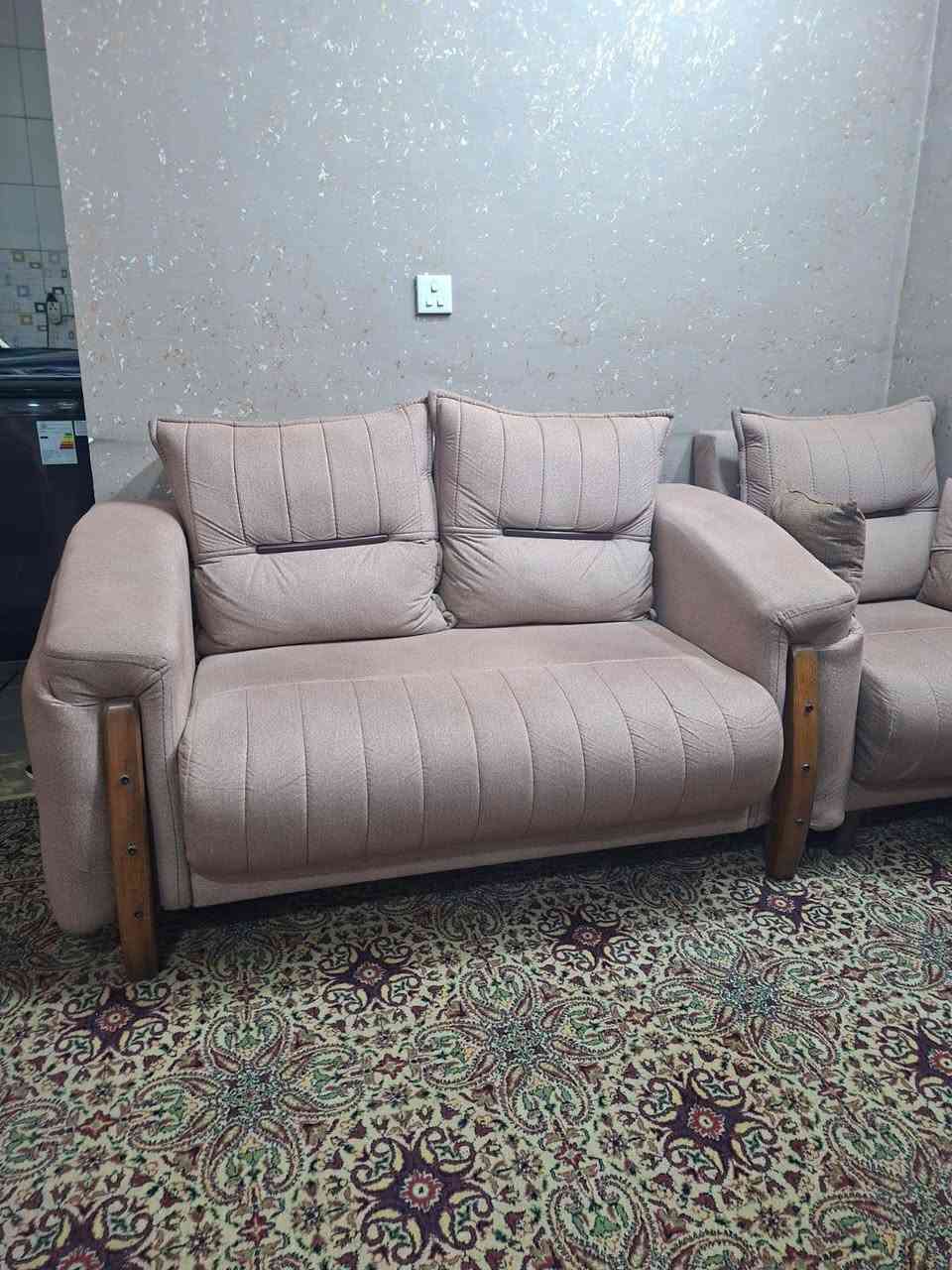 السلام عليكم.. عندي تخم تركي درجة أولى أخذته قبل شهرين جديد من الجشعمي.. يحتوي على 9 مقاعد وجديد جدا.. العنوان بغداد الكرخ.. رقم الواتساب ***********
