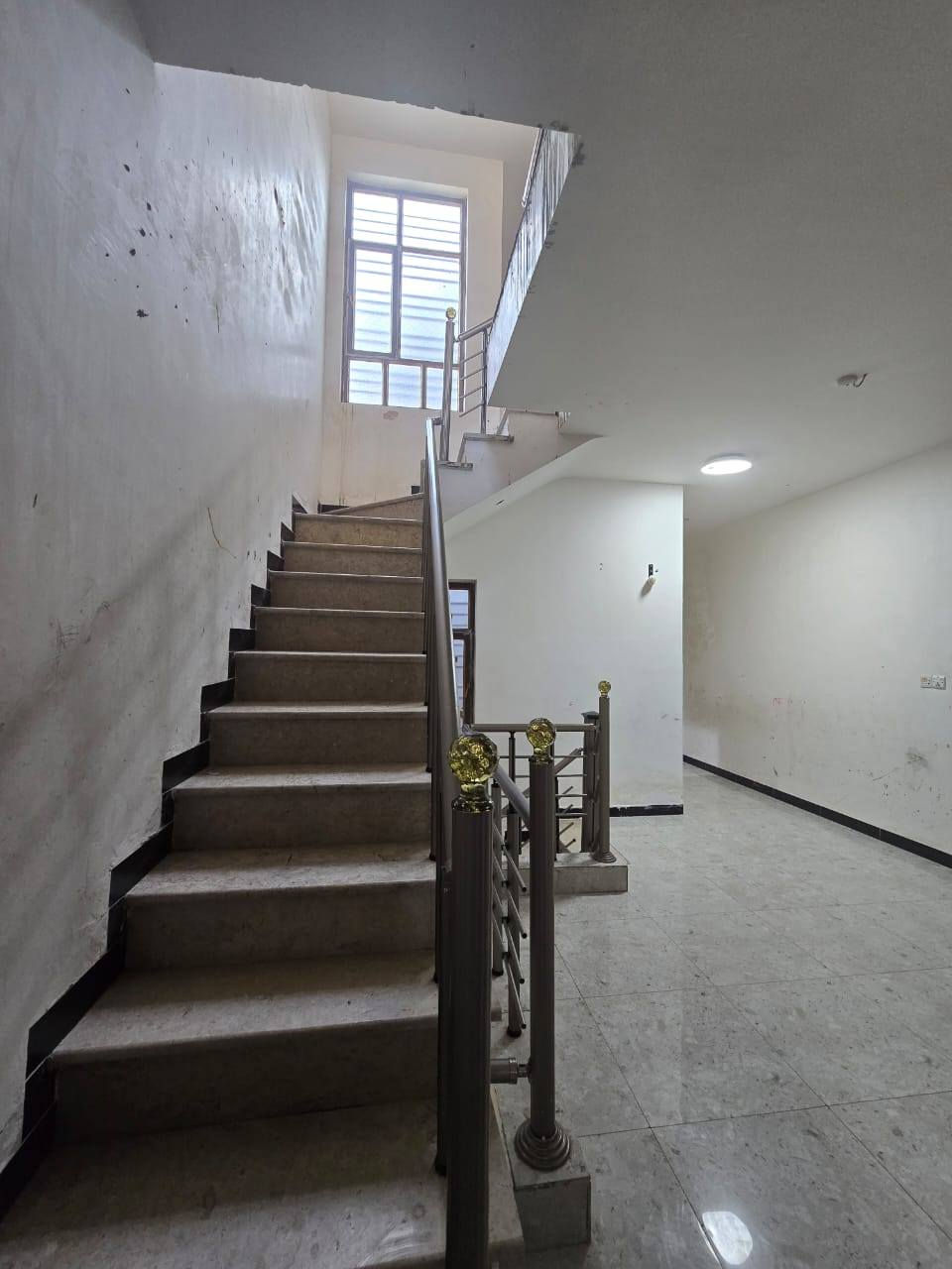 دارطابقين ونص  مساحه ١٠٠متر واجهه ٥م نزال ٢٠م في حي الصديق شارع ١٥م تبليط (رقم العقار ٨٩٧ ) بدايه المنطقه يحتوي على ٤ غرف نوم مع استقبال مع حولي مع مناور مع خدمات ...
للاستفسار 
مكتب الشاكرين للعقار 
***********📲
***********📞
ابي غريب-حي الصديق-الشارع الرئيسي
