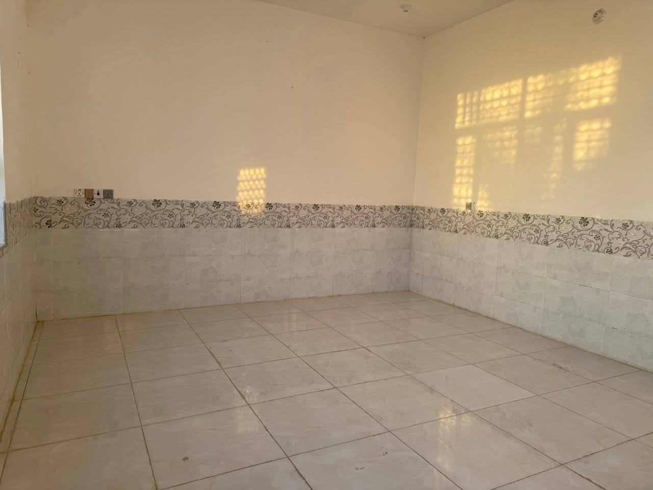 بيت للايجار مساحه ١٥٠ بي غرفه وحده بنا جديد مكان بلدوب خلف عمارت رقم ***********
