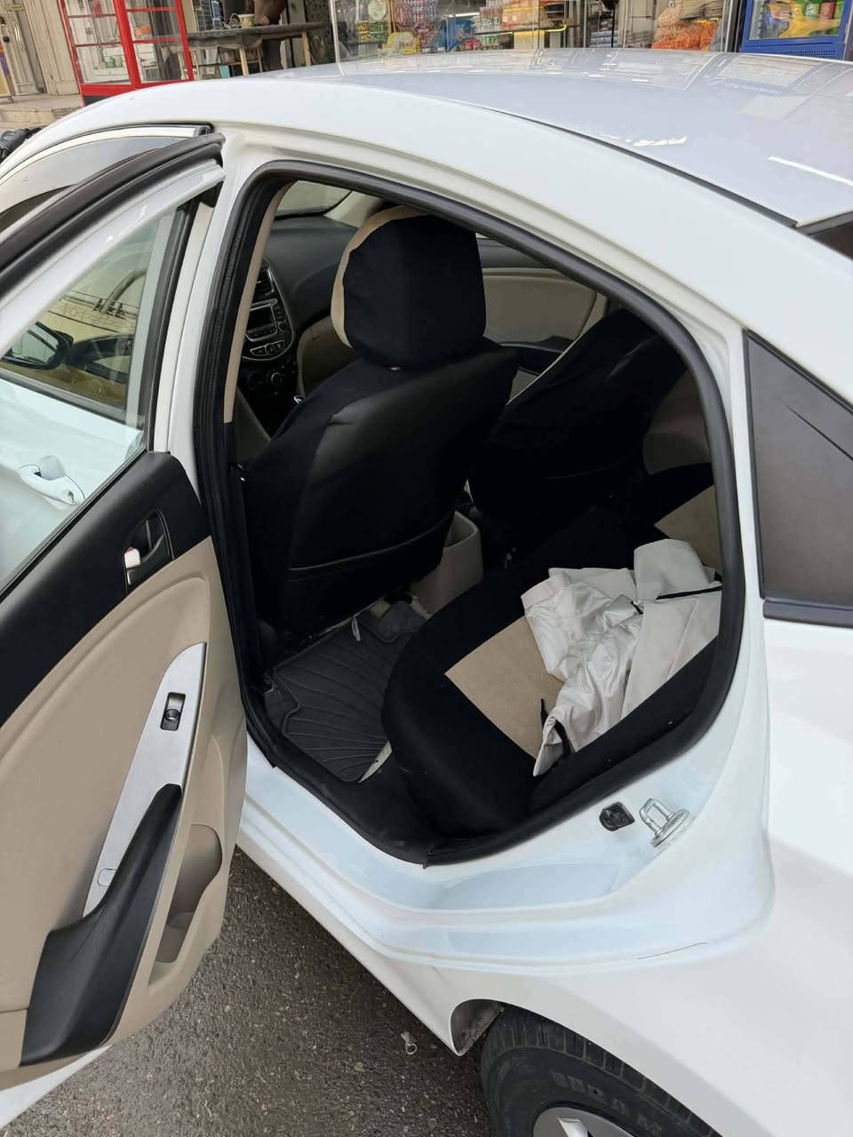 سلام عليكم 

هونداي اكسنت موديل 2018

رقم اربيل هزة جديد سنويه 31 بسمي 

صبغ جمالغات خلفيه وقبق صندوق بدون حادث 

محرك 14وكير سي في تي محرك وكير شرط

السيارة خليجيه حلوة مال بيت ماتصرف عليه ربع 

مكان السيارة الموصل جانب الايمن (98) وبيها مجال 

ترهم مراوس الاتصال (***********)
