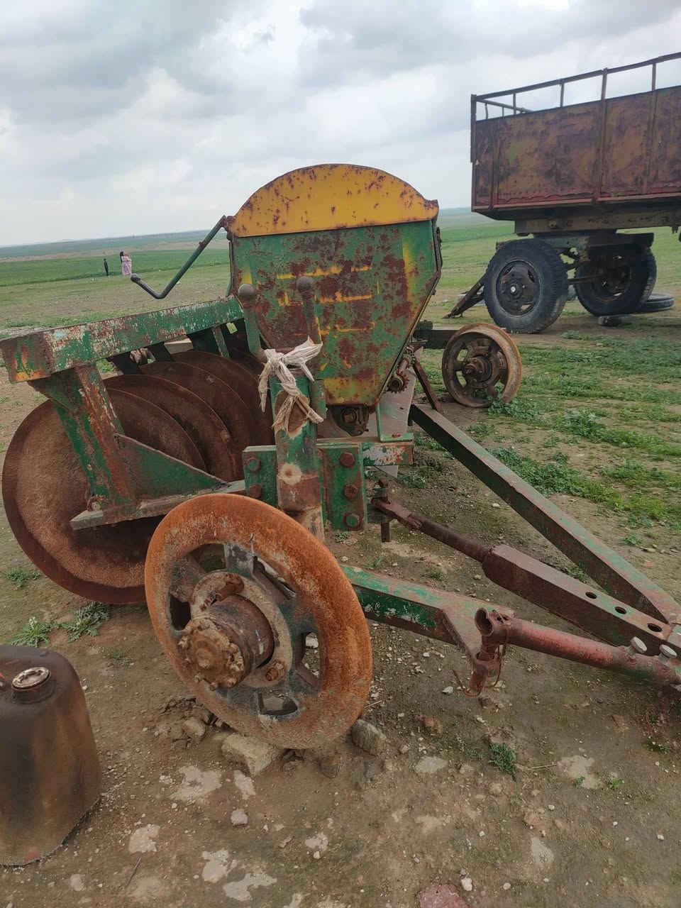 دسع 12 شرط نضيف للبيع وعربانه صينيه بلادي للبيع ثنيهن للبيع سعر 5مليون مكان جنوب الموصل الموشراي لايخبر رجااان.   ***********
