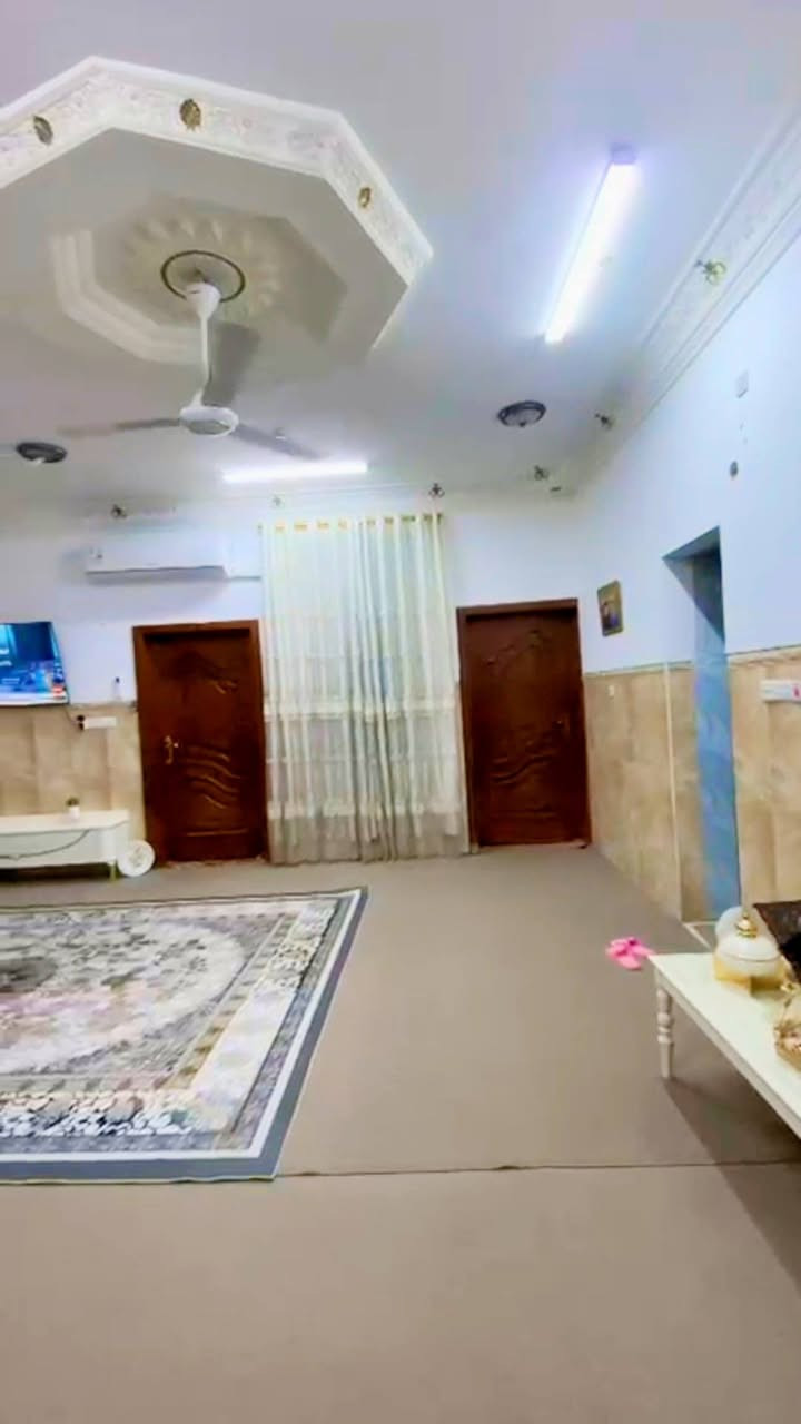 ⭕ .منطقة الكفاءات . عقار تجاري للبيع . يصلح أن يكون مجمع طبي عيادات.  او مقر  شركة  
المساحة   250م  الواجهة  12.5  النزال  20م

يحتوي على . دار + شقة + محل

▪️البيت يحتوي على طابقين  الارضي. كراج  غرفتين نوم ماستر صالة كبيرة إستقبال مطبخ  صحيات 
. ط١ غرفين نوم صالة  صحيات. 

▪️الشقة  منفصلة بسلم خارجي  مع وجود باب داخلي  بلامكان أستخدامها مع الطابق الأول.  تحتوي على غرفة نوم صالة مطبخ صحيات 
بناء  نظيف فخم  موقع تجاري حيوي  .  

▪️ السماوة  . الكفاءات.  الشارع العام.  السايدين الفاصلة بين الكفاءات وحي الحسين  . شارع حسينية الحجاري 

لمعرفة  السعر ماعليكم سوى التعليق بالمنشور ليصلكم على بريدكم الخاص 

للأستفسار اكثر يرجى زيارتنا في مكتب عقارات اليزن الكائن في منطقة ال باني مجاور اسواق الكفيل او الاتصال على 
*********** واتس  .  *********** 📞
تابعونا لتصلكم كافة العروض 🤝.
