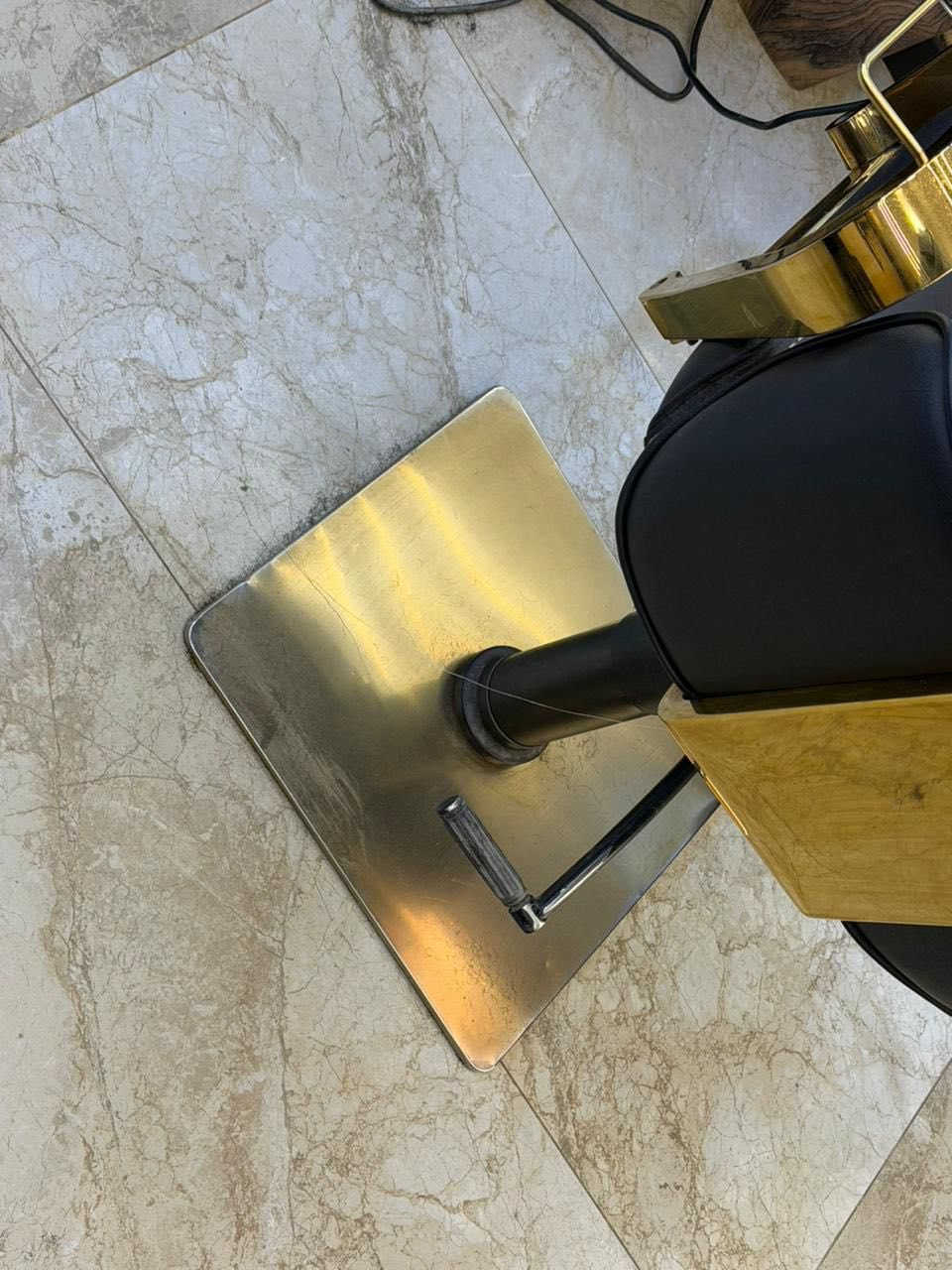 سلام عليكم ورحمة الله وبركاته 
كراسي حلاقه عدد 5 نضيفات جكات جديده كلهن شغالات وكرسي نضيف شلعه وحده ما ابيع كرسي واحد لو ثنين 
السعر 600 الف وبي مجال بسيط

بغداد الدورة حي الصحه 
***********
