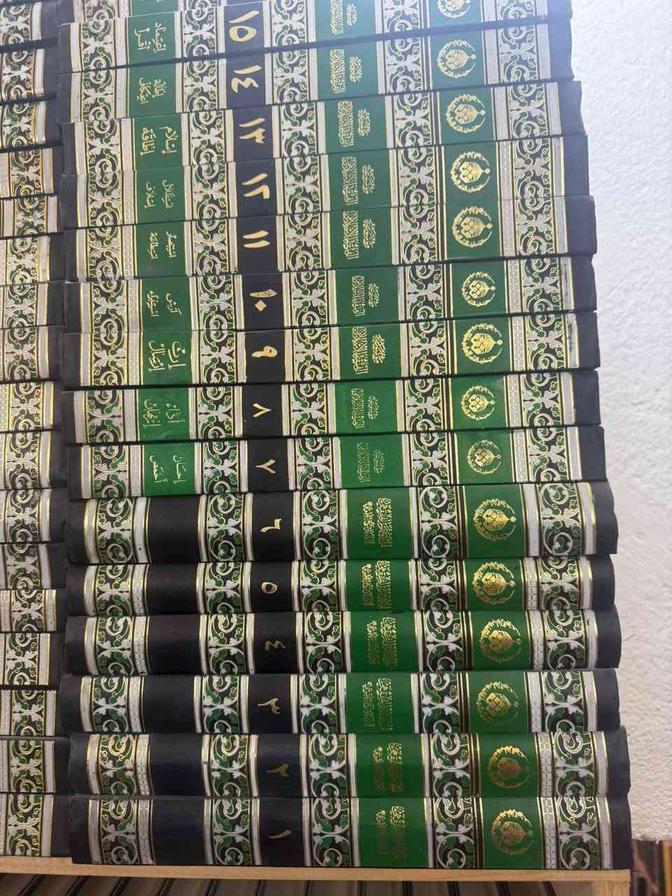 عرض خاص 500 معه التوصيل❤️

58 مجلد

موسوعة الفقه الإسلامي طبقًا لمذهب أهل البيت (عليهم السلام)
تُعدّ موسوعة الفقه الإسلامي طبقًا لمذهب أهل البيت من أضخم المشاريع العلمية والفقهية المعاصرة في المدرسة الإمامية، حيث جمعت أبواب الفقه الإسلامي كافة وفق منهج علمي استدلالي يعتمد على القرآن الكريم والسنة الشريفة وروايات أهل البيت (عليهم السلام) والإجماع والعقل.
تهدف الموسوعة إلى تقديم الفقه الإمامي بصورة متكاملة ومنظمة، مع عرض المسائل الفقهية المختلفة وأدلتها ومناقشة آراء الفقهاء المتقدمين والمتأخرين، مما يجعلها مرجعًا مهمًا للباحثين وطلبة العلوم الدينية وأساتذة الحوزات العلمية.
أهم مميزات الموسوعة:
شمولية الموضوعات: تغطي جميع أبواب الفقه من الطهارة والصلاة والصوم والزكاة والخمس والحج، وصولًا إلى المعاملات والقضاء والحدود والأحكام الاجتماعية والاقتصادية.
الاستدلال العلمي: تعتمد على الأدلة التفصيلية من القرآن الكريم والأحاديث الشريفة مع مناقشة الروايات سندًا ودلالة.
المقارنة الفقهية: تعرض آراء كبار فقهاء الإمامية وتناقش وجوه الاختلاف والترجيح بينها.
المنهج الأكاديمي: تمتاز بالتبويب الدقيق والتنظيم العلمي الذي يسهّل الوصول إلى المسائل والأحكام.
خدمة الباحثين: تُعد مصدرًا ثريًا للبحوث الفقهية والدراسات الإسلامية المتخصصة.
محتويات الموسوعة:
تشتمل على عشرات المجلدات التي تتناول:
العبادات.
المعاملات المالية.
الأحوال الشخصية.
القضاء والشهادات.
الحدود والتعزيرات.
المسائل المستحدثة والمعاصرة.
القواعد الفقهية والأصول المرتبطة بالاستنباط.
أهمية الموسوعة:
تمثل الموسوعة خلاصة قرون من التراث الفقهي الإمامي، وتُعدّ جسرًا يربط بين التراث الفقهي الأصيل ومتطلبات العصر الحديث، إذ توفر للقارئ والباحث مادة علمية موثقة ومفصلة تساعد على فهم الأحكام الشرعية وفق مدرسة أهل البيت (عليهم السلام).
كتاب لا غنى عنه للمكتبات الدينية، وطلبة الحوزة العلمية، والباحثين في الفقه الإسلامي، لما يحتويه من ثروة علمية وفقهية واسعة تعد من أهم الإنجازات الموسوعية في العصر الحديث.


**إذا كنت صاحب هذا الإعلان وتريد حذفه لأي سبب، رجاءا أرسل رسالة إلى الدعم الفني**