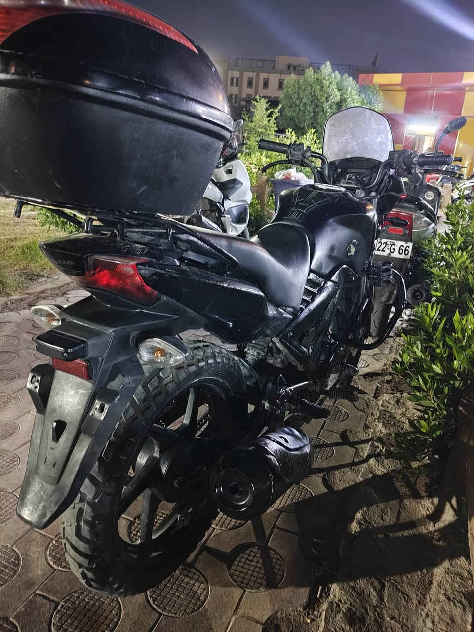 السلام عليكم 
هوندا يونكورن 160cc
الدراجه نضافتهه مثل متشوفون 
صفاحيات فايبر 
تايرات جدد
صندوك خلفي 
الدراجه نكره سلف بأي وقت 
قيم باليرضي الله وتعاال اخذهه شايف الف خير مكاني بغداد الشعب***********
