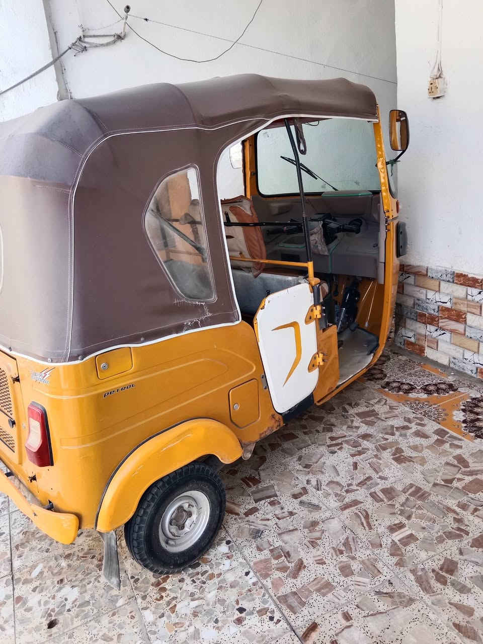 سلام عليكم تكتك 21لبيع في ميسان السعر 8 لاستفسار الاتصال على الرقم *********** مرقم  ميسان باسمنه
