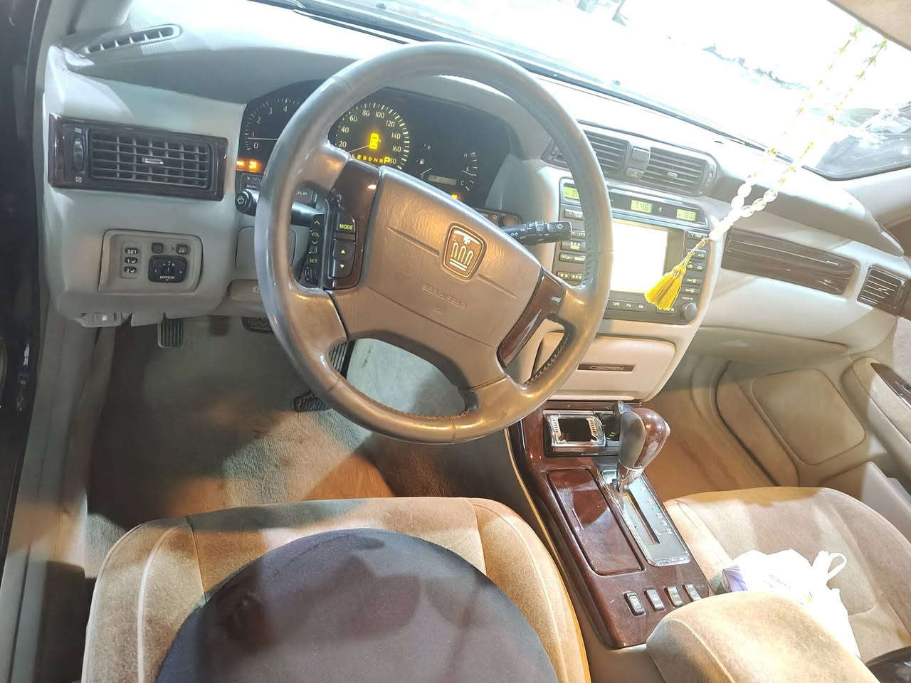 تقرير مفصل للبيع
🚗 تويوتا كراون 2002 – أسود – فول مواصفات – 4 دگم – كفالة
📌 معلومات عامة عن السيارة
الموديل: 2002
النوع: تويوتا كراون (الجيل S170)
اللون: أسود ملكي
الحالة: نظيفة جداً / جاهزة للاستخدام
عدد الركاب: 5 أشخاص
نوع الهيكل: سيدان فاخرة
الدفع: خلفي

⚙️ المواصفات الفنية
المحرك: 6 سلندر خطي (Inline-6)
سعة المحرك: 2.5 لتر أو 3.0 لتر (حسب الفئة) �
トヨタ自動車WEBサイト +١
القوة: تقريباً من 200 إلى 220 حصان �
トヨタ自動車WEBサイト +١
ناقل الحركة: أوتوماتيك
نظام الوقود: بنزين
استهلاك الوقود: اقتصادي نسبياً مقارنة بحجمها
💎 المواصفات (فول)
مقاعد خمل فاخرة
تحكم كهربائي كامل بالمقاعد
نظام تبريد وتدفئة
شاشة / مسجل أصلي
نظام صوتي عالي الجودة
تحكم بالمقود (ستيرن)
مثبت سرعة (بعض الفئات)
زجاج كهرباء + مرايا كهربائية
نظام ABS + وسائد هوائية
🛞 الإضافات
4 دگم (رنجات رياضية) تعطي شكل رياضي وجذاب
لون أسود لامع يدل على الفخامة
ديكور داخلي خشب فاخر
🛡️ الكفالة
السيارة مضمونة (كفالة) من حيث:
المكينة
القير
الشاصي
(حسب اتفاق البائع)
👍 المميزات الرئيسية
راحة عالية جداً في القيادة (مناسبة للسفر)
عزل ممتاز للصوت
ثبات قوي على الطريق
مكينة قوية ومعروفة بالتحمل
⚠️ ملاحظات مهمة
السيارة بأسمي ترقيم جديد قرار 102 

الشراي يتصل على ***********
