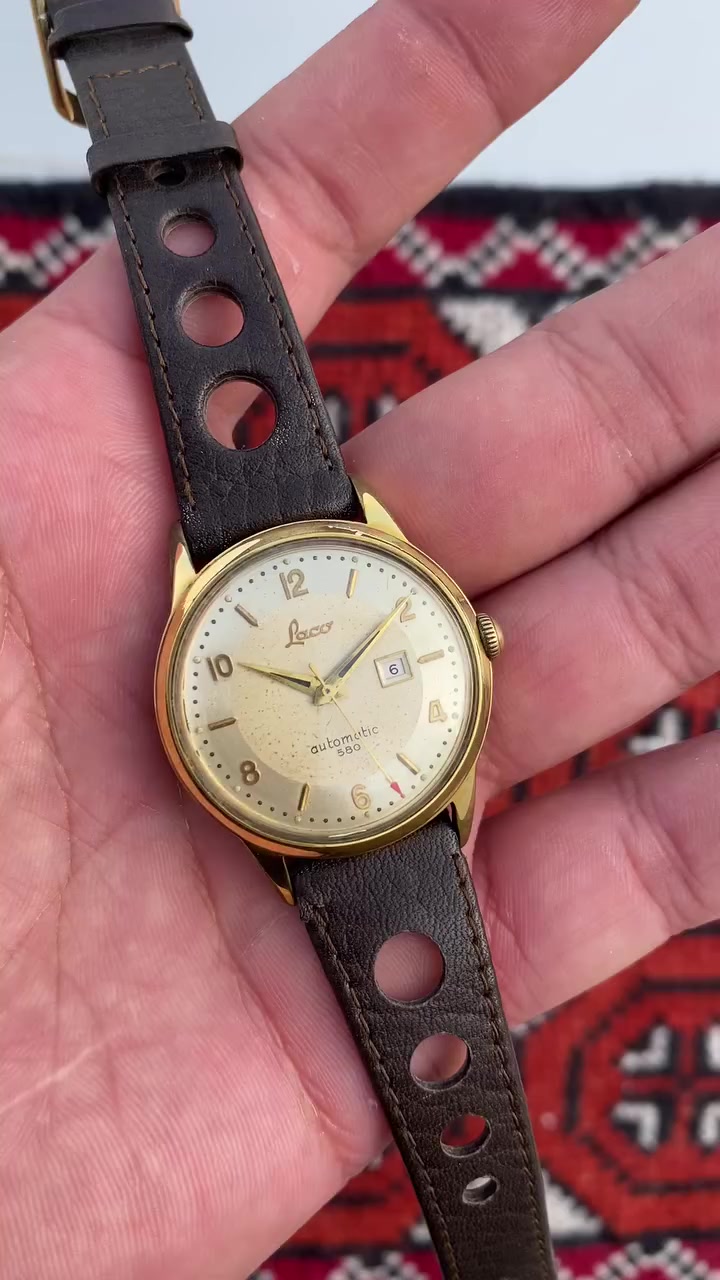 نوادر فنتج
ساعة من نوع Laco Automatic 580، وهي ساعة سويسرية الصنع تتميز بهيكل مطلي بالذهب وحزام من الجلد الطبيعي. 
العلامة التجارية: Laco (لاكو).
النوع: حركة أوتوماتيكية (Automatic).
المميزات: تتميز بتصميم كلاسيكي، وهيكل مطلي بالذهب، وحزام جلدي مثقوب.
الاستخدام: تعتبر قطعة من المقتنيات (Collectible) نظرًا لطرازها القديم.
قطر 34//40
سعر135 الف يتوفر توصيل


**إذا كنت صاحب هذا الإعلان وتريد حذفه لأي سبب، رجاءا أرسل رسالة إلى الدعم الفني**