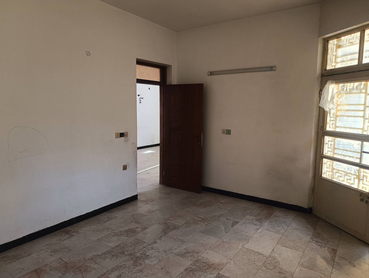 السلام عليكم
دار للبيع في البكرية محلة 679 شارع بيت الكويتي للبيع 
مساحة 110 متر واجهة 14 متر البيت بناء 2020 جاهز للسكن غرفتين نوم حمامات 2 صالة ومطبخ وهول حولي وبيتونة چبيرة مع كراج سيارة كبير البيت زنجيل على شارعين 
للتواصل ***********
