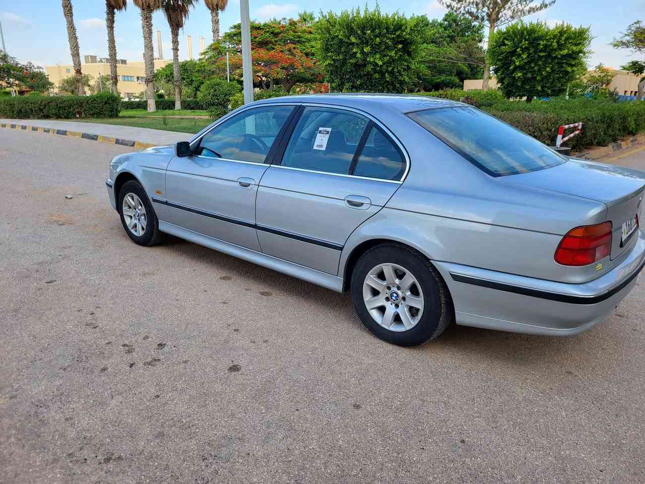 تحفة ألمانية مميزة 🇩🇪 BMW 525i
من السيارات اللي ما زالت محافظة على هيبتها وحضورها في الطريق، فئة خامسة ألمانية معروفة بالراحة والثبات والفخامة.

▸ النوع | BMW 525

▸ الموديل | 2000

▸ اللون | رصاصي

▸ المحرك | 2.5 ڤنس واحد

▸ الوقود | بنزين

▸ المسافة | 140 ألف كم أصلية

▸ الأوبشن | ،  تحكم في المقود، خزان 6 أقراص، ديسكوات، مفتاح ريموت، زجاج بطمة بالكامل

السيارة استيراد سويسرا  ومحافظة على كربونها الأصلي، والسيارة واضحة من الصور إن حالتها مميزة وتستحق المعاينة.

📍العنوان - بنغازي🇱🇾

📞 للتواصل | 0945077803


**إذا كنت صاحب هذا الإعلان وتريد حذفه لأي سبب، رجاءا أرسل رسالة إلى الدعم الفني**