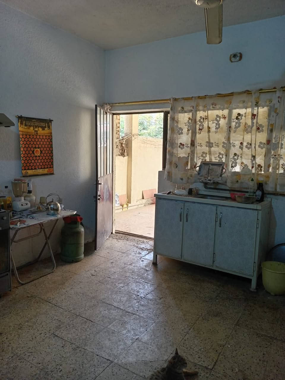 بيت في شهداء البياع بغداد مساحتة(200)متر بناء مسلح طابقين طابو صرف في اربع غرف وصاله ومطبخ وحمامات اثنين مدخل البيت كراج سياره وحديقه و بابين باب مطبخ وباب استقبال وغرفتين وحمام جوه وبل طابق الثاني ايضاً غرفتين وحمام وسطحين كبار عالي وناصي
البيت كبير وتدخله الشمس صاير ع شارع بصف الركن 
سعره(325) مليون لاستفسار اتصال ع هذا الرقم  (‭0770 395 2362‬)
وتوفيق لجميع
