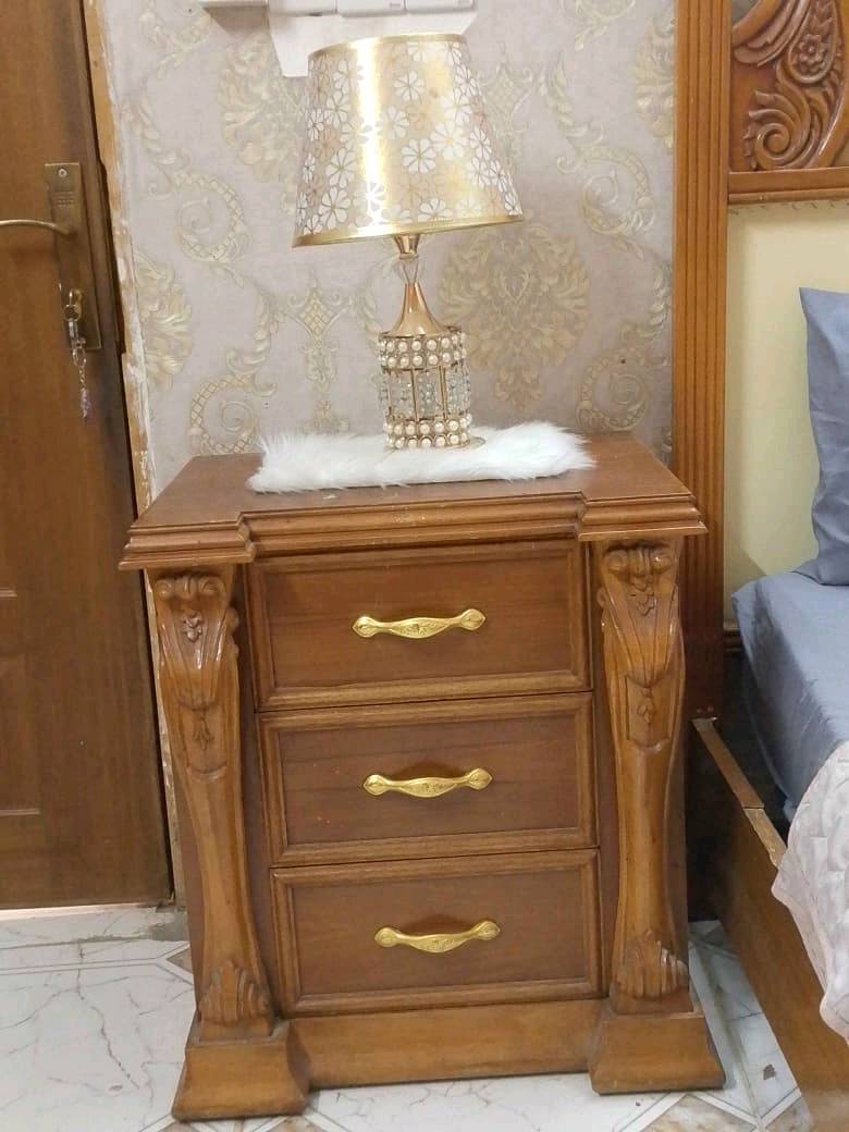 غرفه نوم صاج عراقي ثكيل الله شاهد تزكام شتريتها ب 5 ابيع ب مليون و400 المكان زعفرانيه شارع المعهد الرقم ***********
ممكن تذكرلي شنو القطع اللي داخلة بالبيع بالضبط: السرير، الكومدينات، التسريحة، الدولاب، والمرآة؟ لو كلهن كاملات لو بعضهن فقط؟: 
تصوير كامل
شلون الحالة العامة للغرفة؟ بيها أي خدوش، تفكك، كسر، أو شغل تصليح سابق؟: 
نظيفه مابيها اي ضرر
هل السعر قابل للتفاوض لو نهائي؟ وأكو إمكانية توصيل لو الاستلام فقط من الزعفرانية؟: 
سعر نهائي توصيل عليكم 