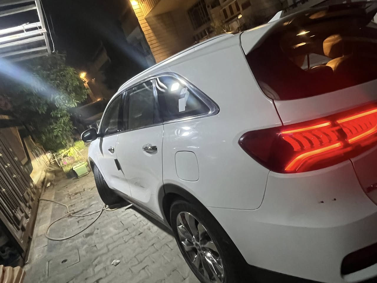 سياره سورنتو موديل 2020 خليجي سته سلندر
ماشيه 70 الف كيلو
فول مواصفات ماعدا بنوراما
سبعه راكب سياره نضيفه مال بيت 
بيه شخط ماشره عليها بصور  رقم بغداد انكليزي هزه جديده 
تحويل ثاني يوم 
سعرها 265 ورقه وبيها مجال
مكانها بغداد الاعظميه
 رقم ***********
