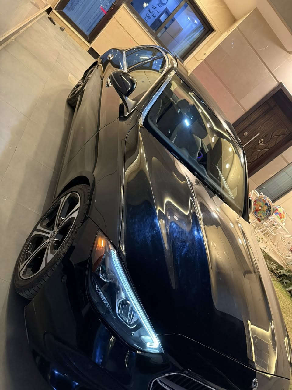 السلام عليكم للبيع فقط
مارسدس c300 . 2022 
فول مواصفات 
وارد امريكي 
ماشيه 42 الف ميل 
سياره جديده بمعنى الكلمة 
صور حادثه مرفقه بلمنشور 
بيها ٣ مكانات بارد بسيط جدآ 
الباقي مكفول 
رقم بغداد بسمي 
السعر 32000$ 
العنوان. بغداد. كراج الامانه . شارع الصناعة 
***********
