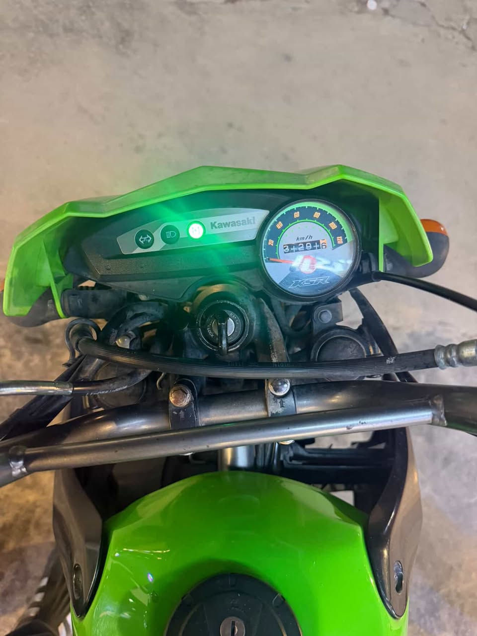 السلام عليكم دراجه كاوسكي KLX 150 SR الدراجه كفاله عامه اي زلغ مابيهة محرك ناعم مينسمع صوته بدون اوراق مكاني بغداد العامريه ***********
